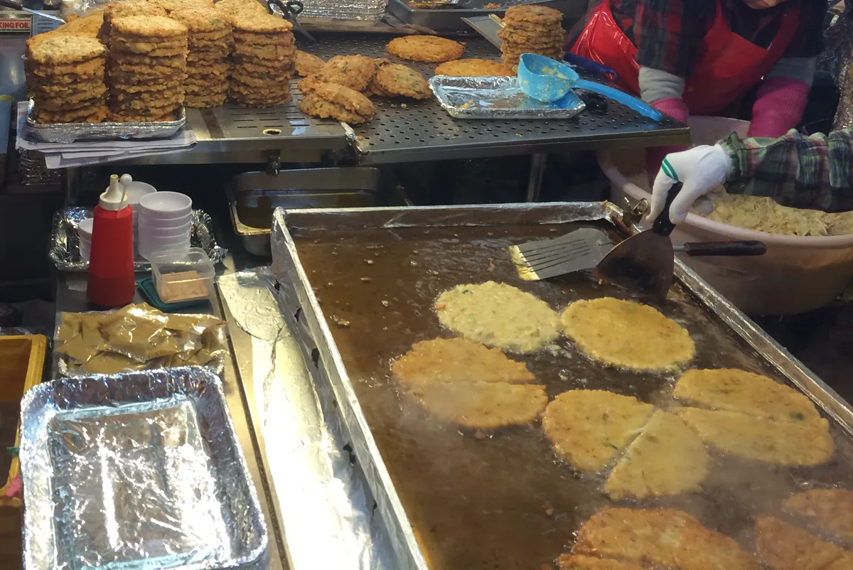 広蔵市場の鉄板で焼かれるピンデトッ