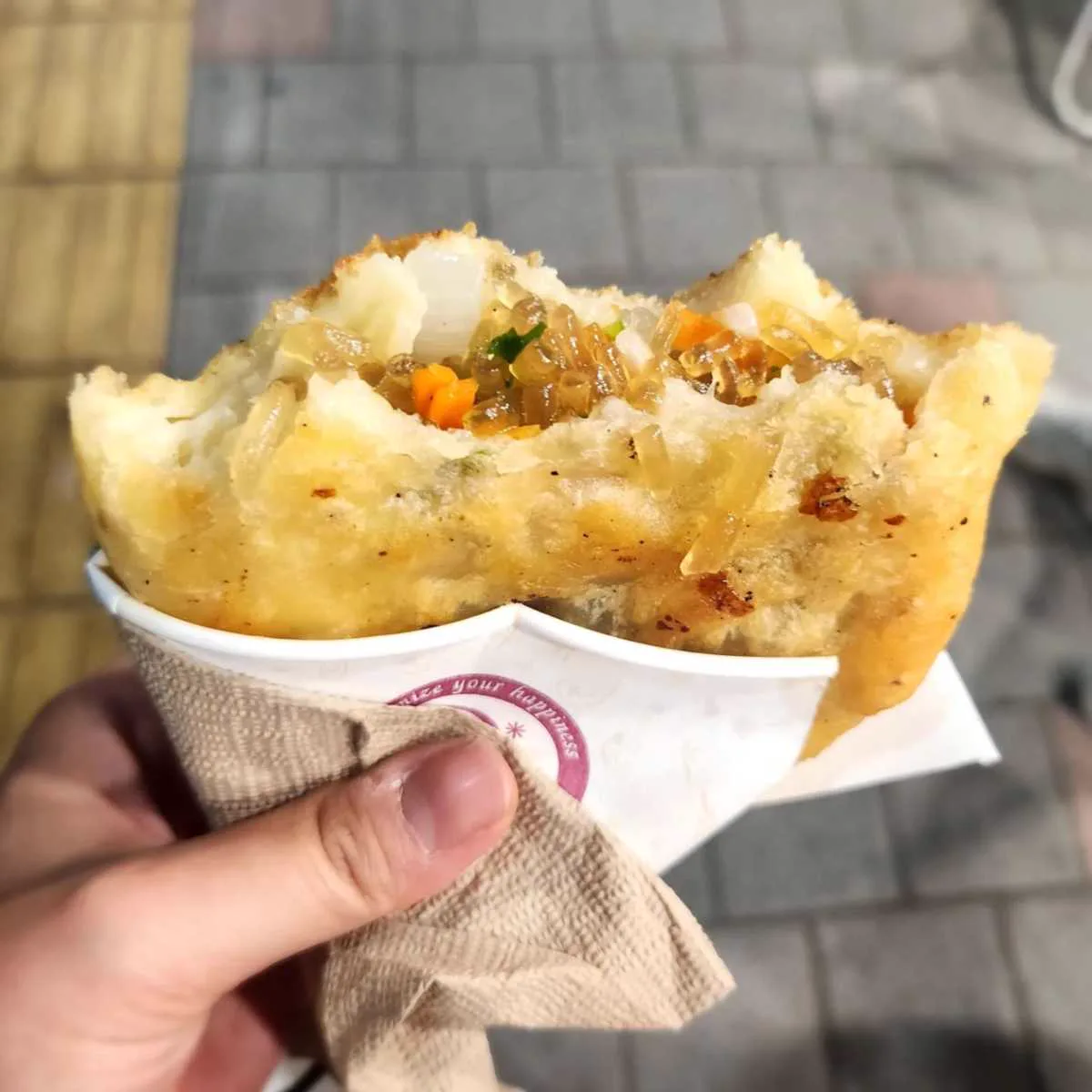 割った野菜ホットクの中に春雨と野菜が詰まっている様子