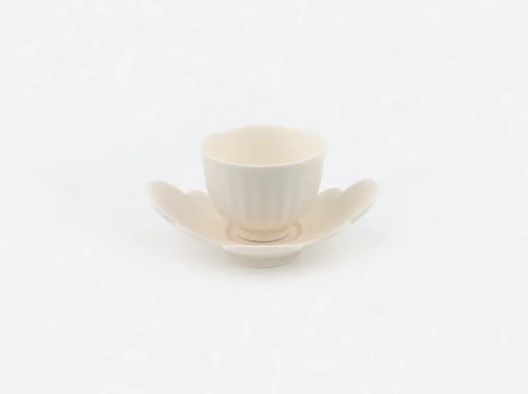 花びらのような受け皿に、細い筋の入った白磁の杯