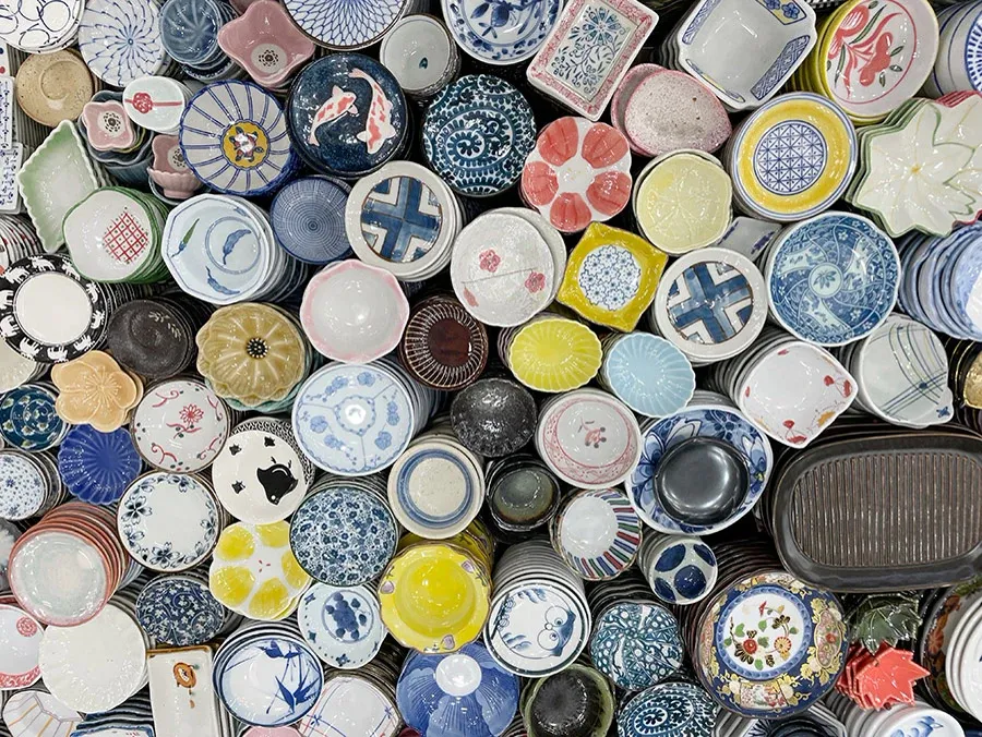 色も柄も違う器が、すき間なく並ぶ南大門の食器卸