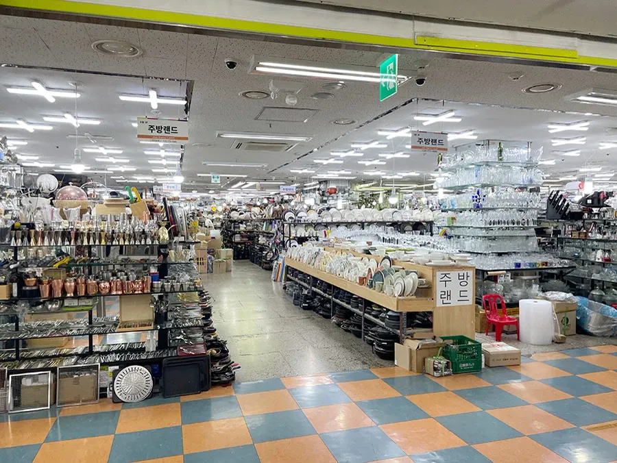 器やグラス、鍋の店が通路の両側に続くD棟3階