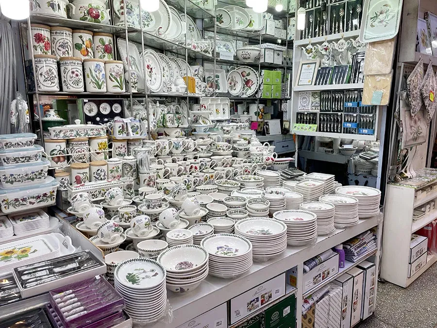 花柄の洋食器が棚の上まで積まれた店
