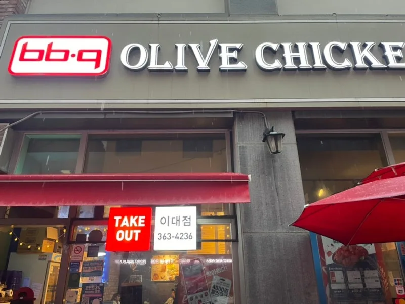 赤いパラソルが目印のBBQ 梨大店の店先