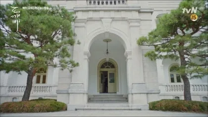 白いアーチが並ぶ雲峴宮洋館の外観