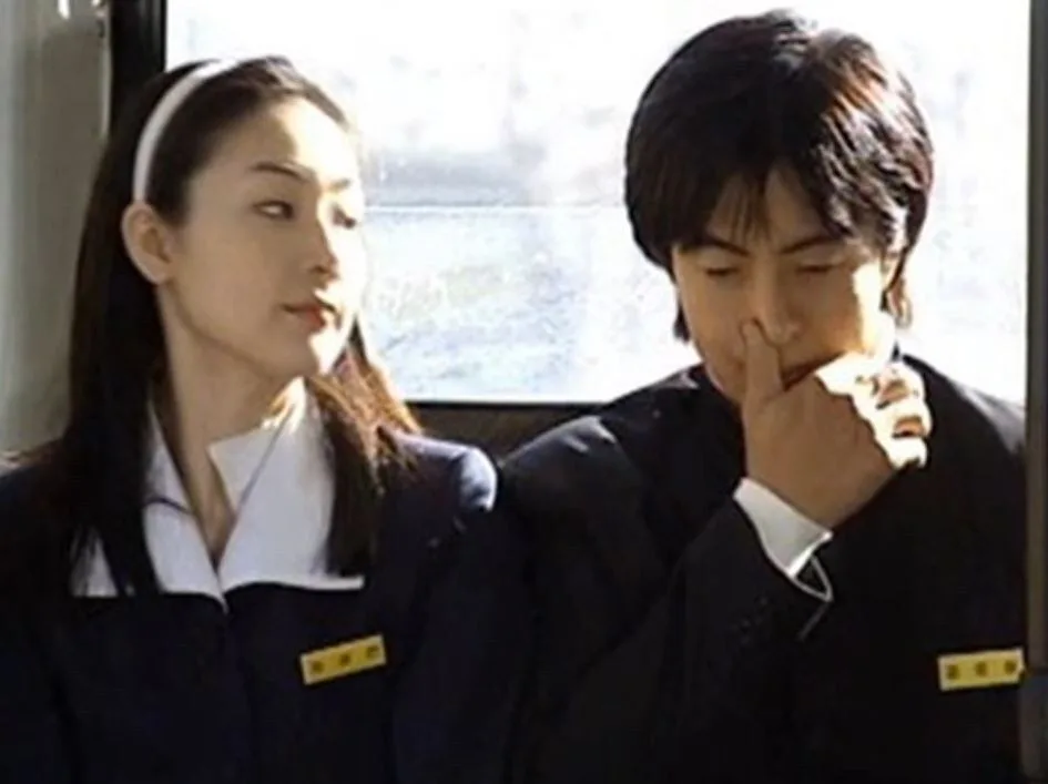 教室で並んで座るチュンサンとユジン
