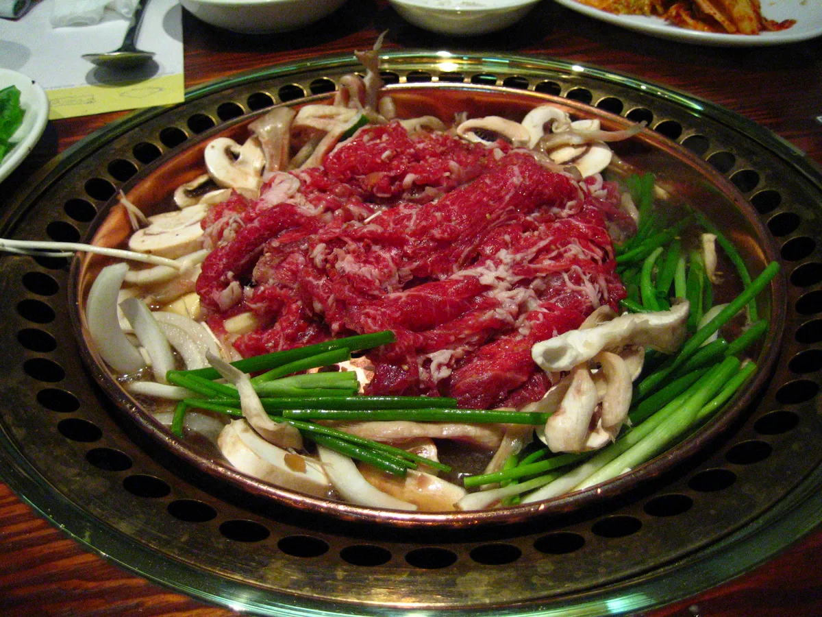 鍋に盛った牛肉ときのこ、ねぎ