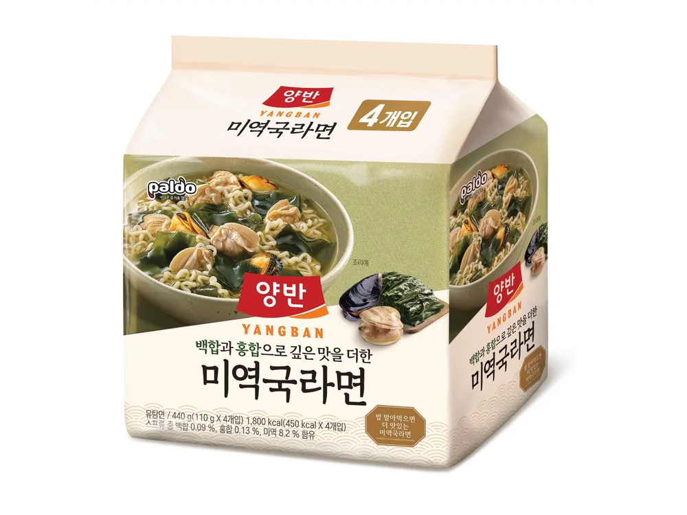 わかめと貝が入ったラーメンの写真が付いた4袋入りパッケージ