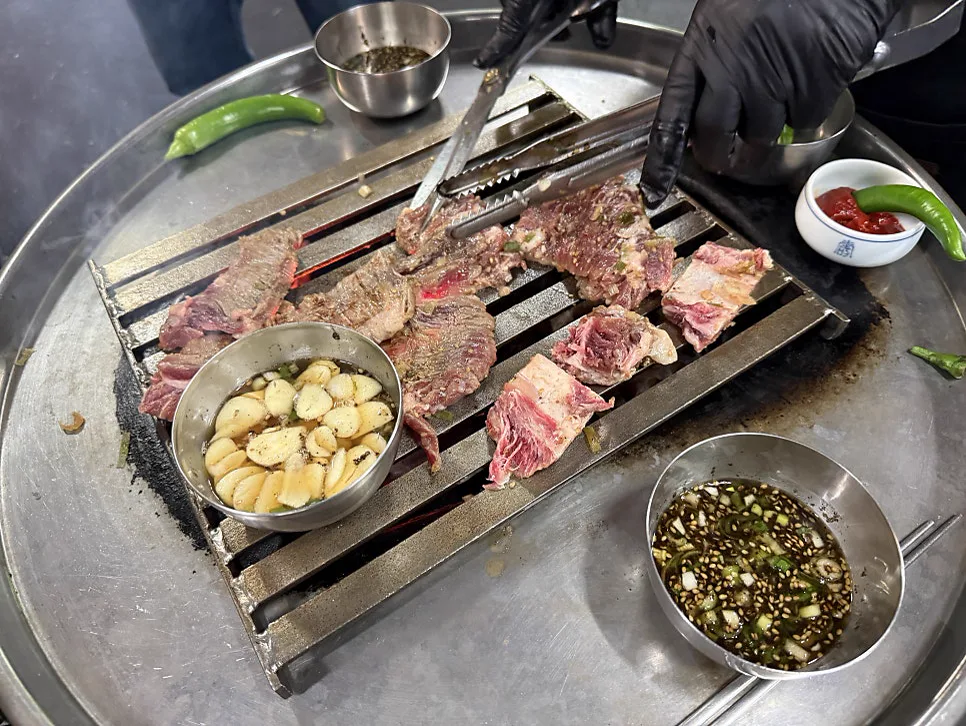 ドラム缶の炭火で焼かれる明洞ソソカルビの骨付きカルビ