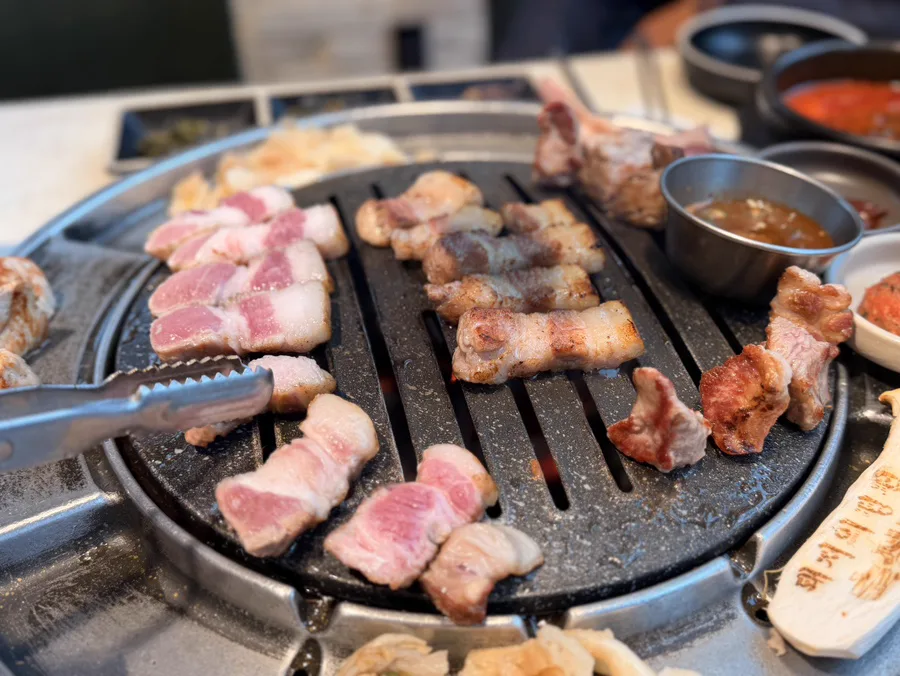 スクソンド 乙支路店の鉄板で焼ける熟成豚