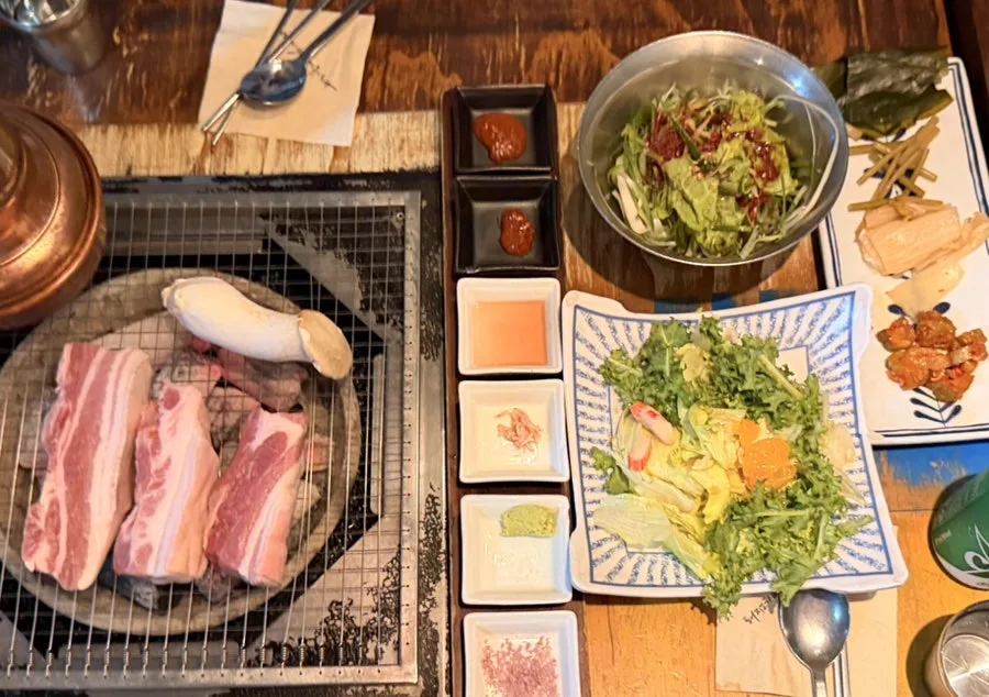 肉統領 明洞本店の厚切りサムギョプサルと付け合わせ