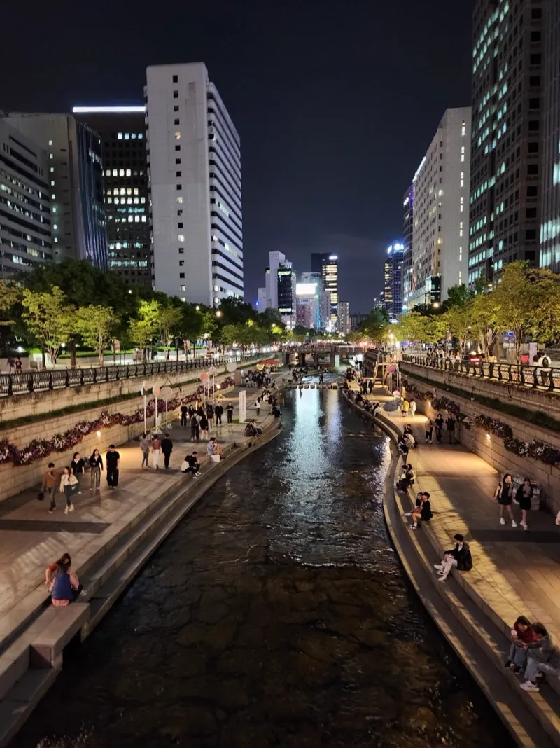 夜の清渓川と遊歩道