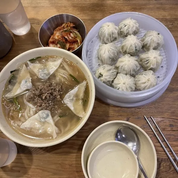 明洞餃子のカルグクスとマンドゥ
