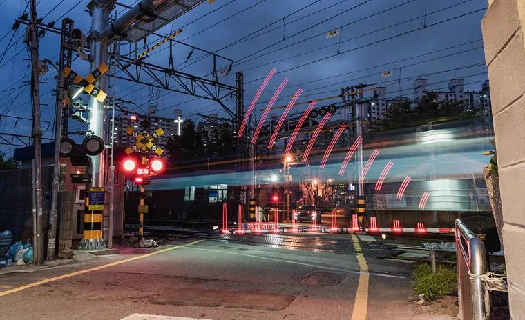 夜は電車が光の線になって流れる