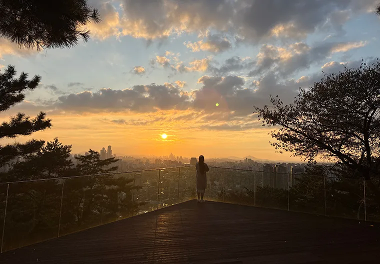 ノウル展望台のガラスの柵の先に沈む夕日