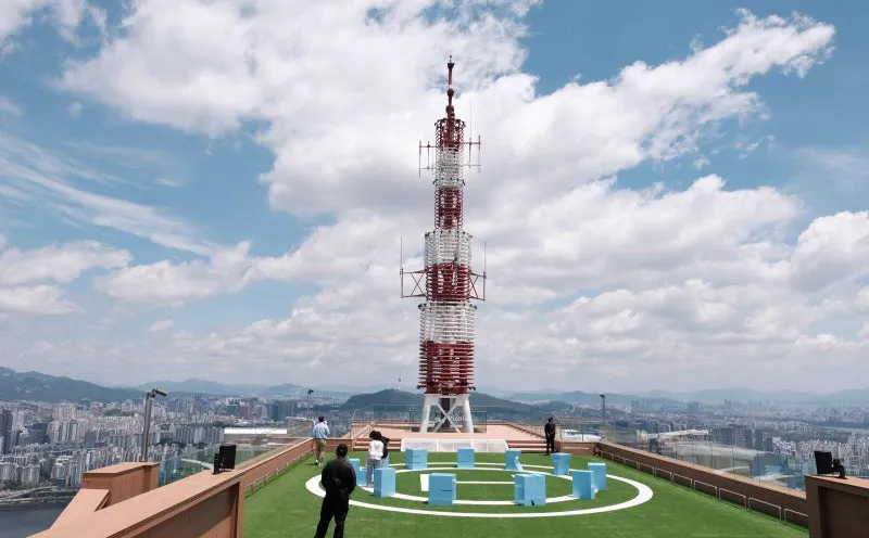 63階の屋外の屋上。芝生の先に漢江と街が広がる