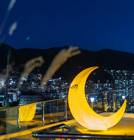 168階段 — 黄色い月形オブジェと夜景