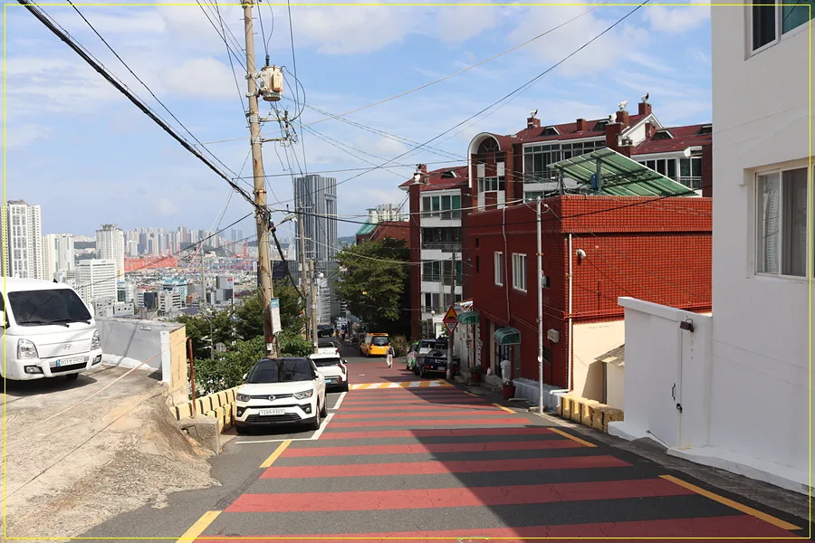 赤い坂道の先に広がる港町