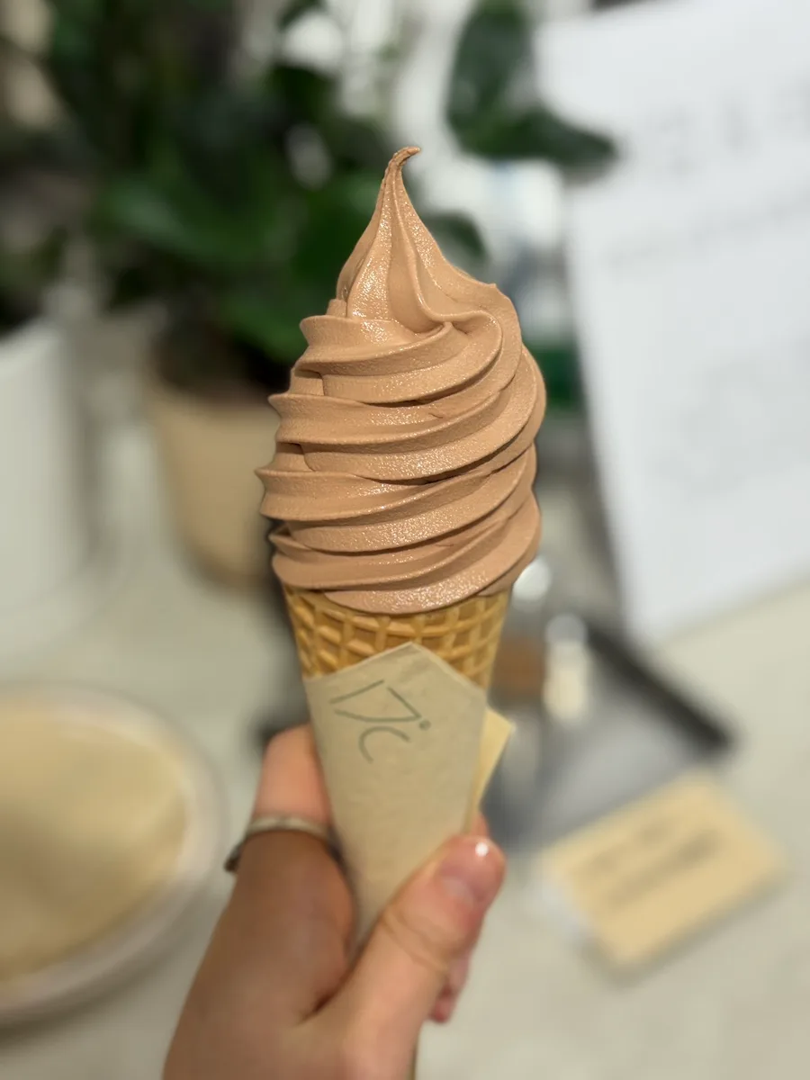 コーンに盛ったチョコソフト