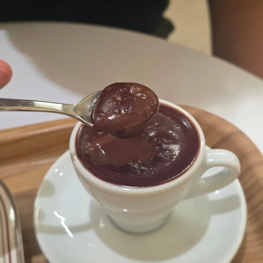 カップからすくう濃厚なチョコ
