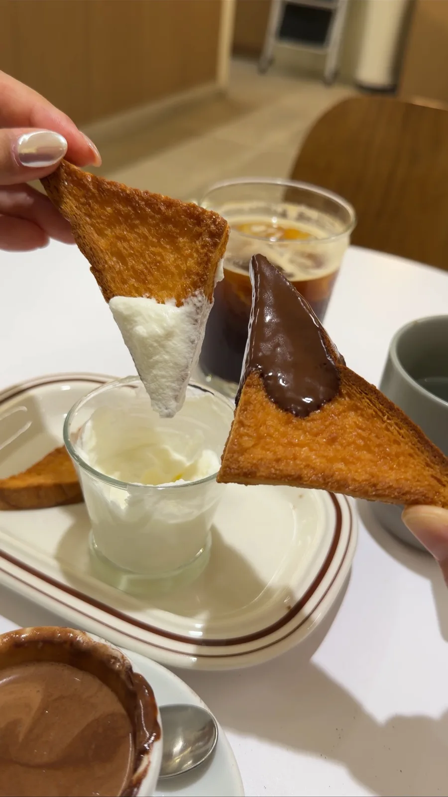 クリームを添えたラスク