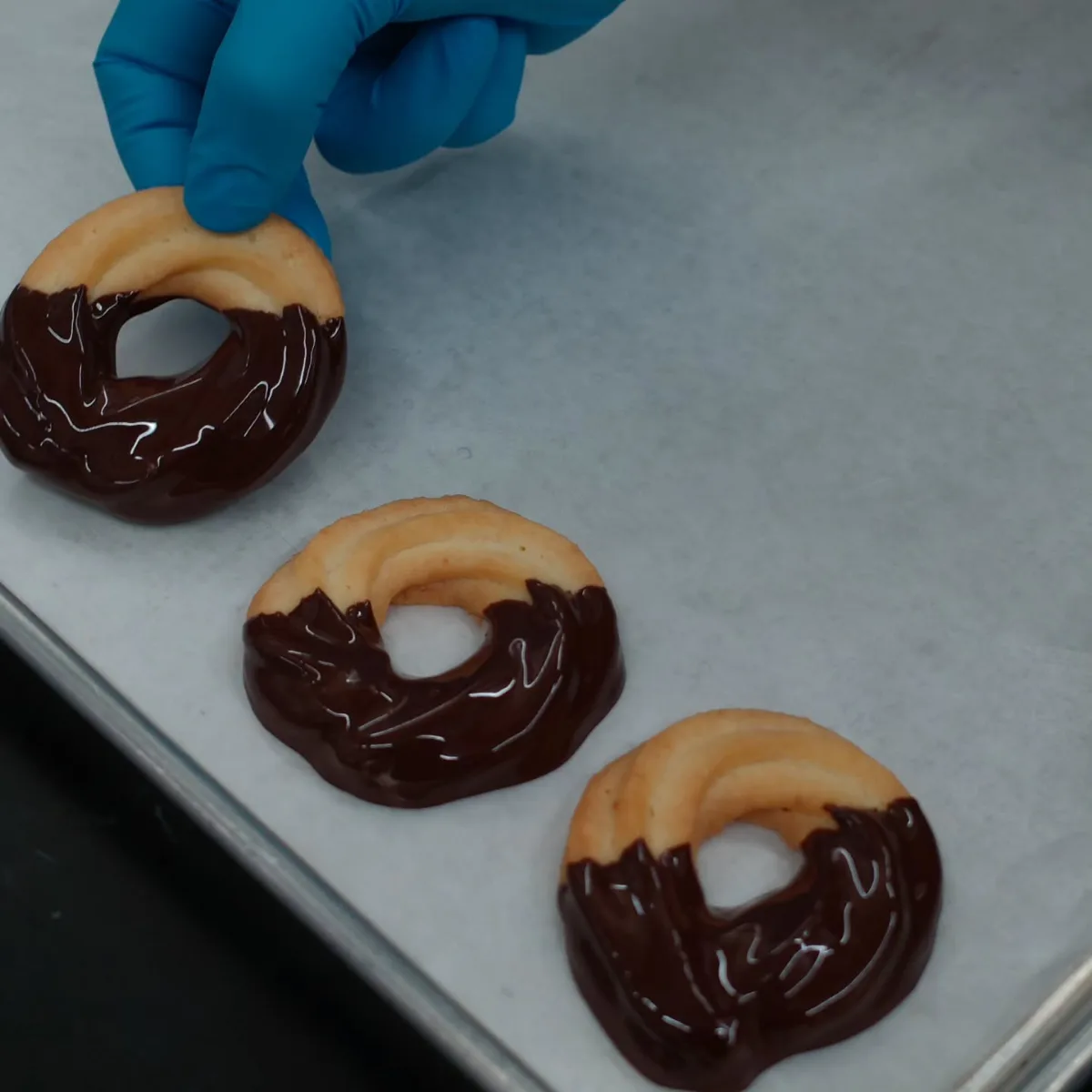 チョコを掛けたリングクッキー