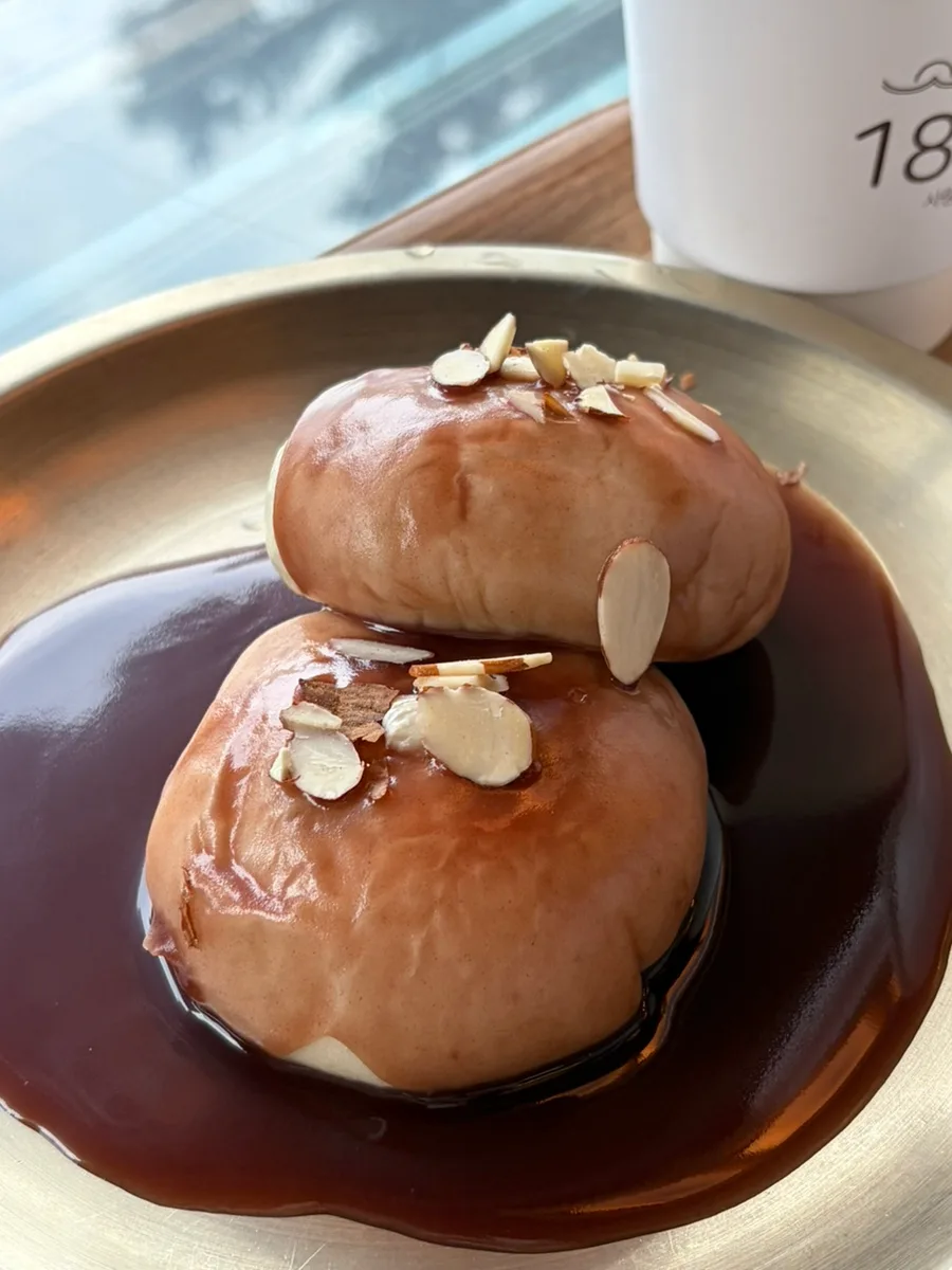 1894サランチェ — あずきソースに浸る二つの蒸しパン