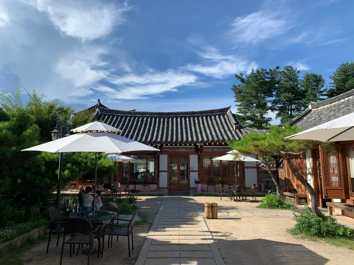 韓屋に囲まれた中庭の席