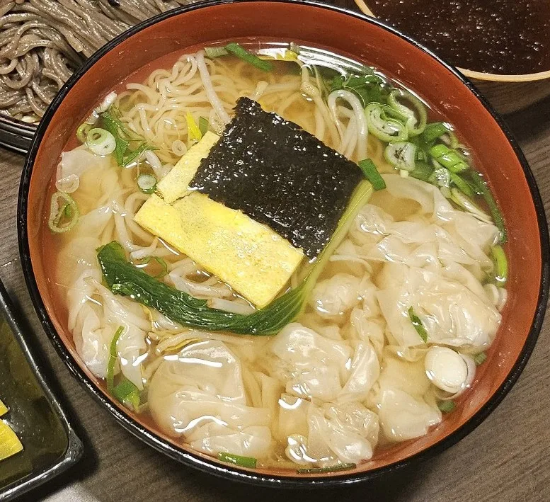 薄皮の包みと麺の汁物
