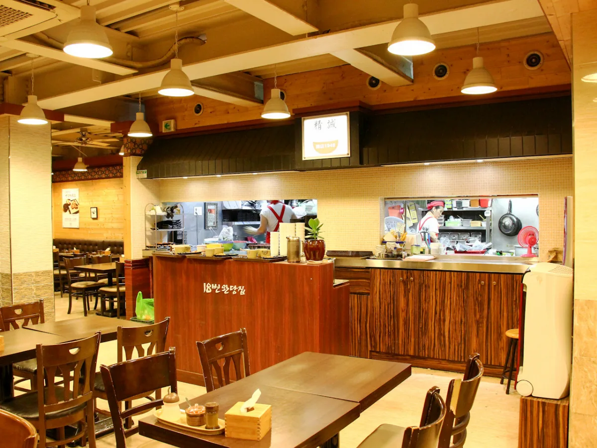 18番ワンタンチッ — 店名入り木製カウンター