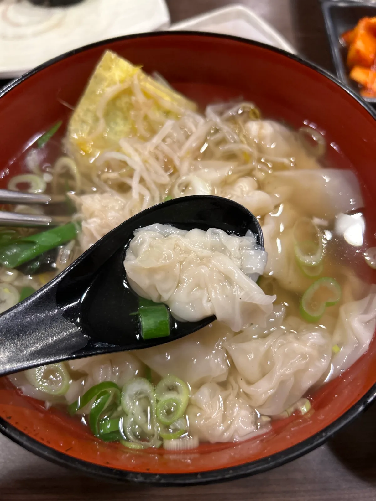レンゲですくったワンダン