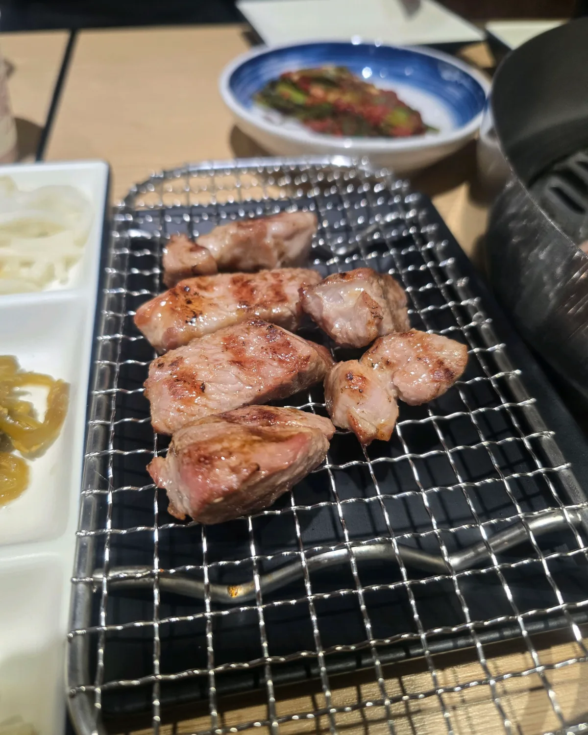 網の上で焼かれた厚切り豚肉