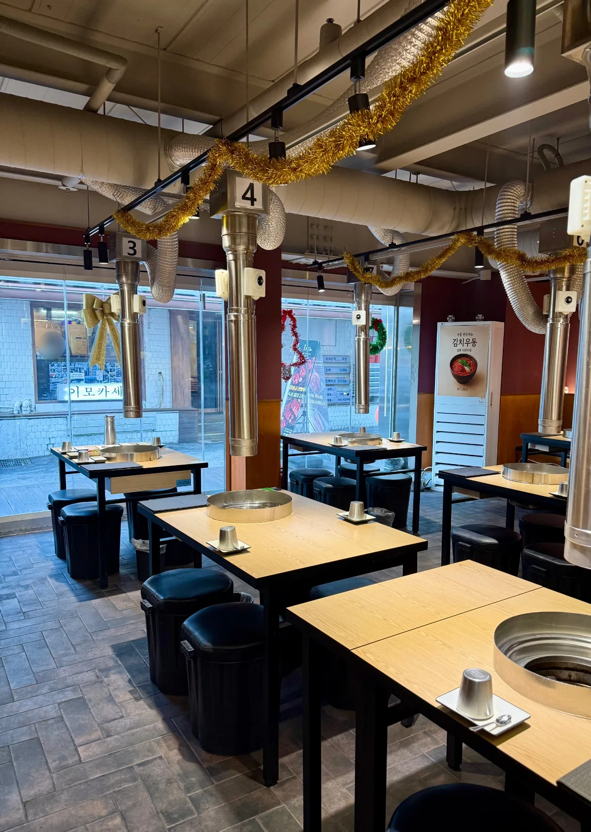 1PIG 益善店 — 丸い焼き台を囲むテーブル席