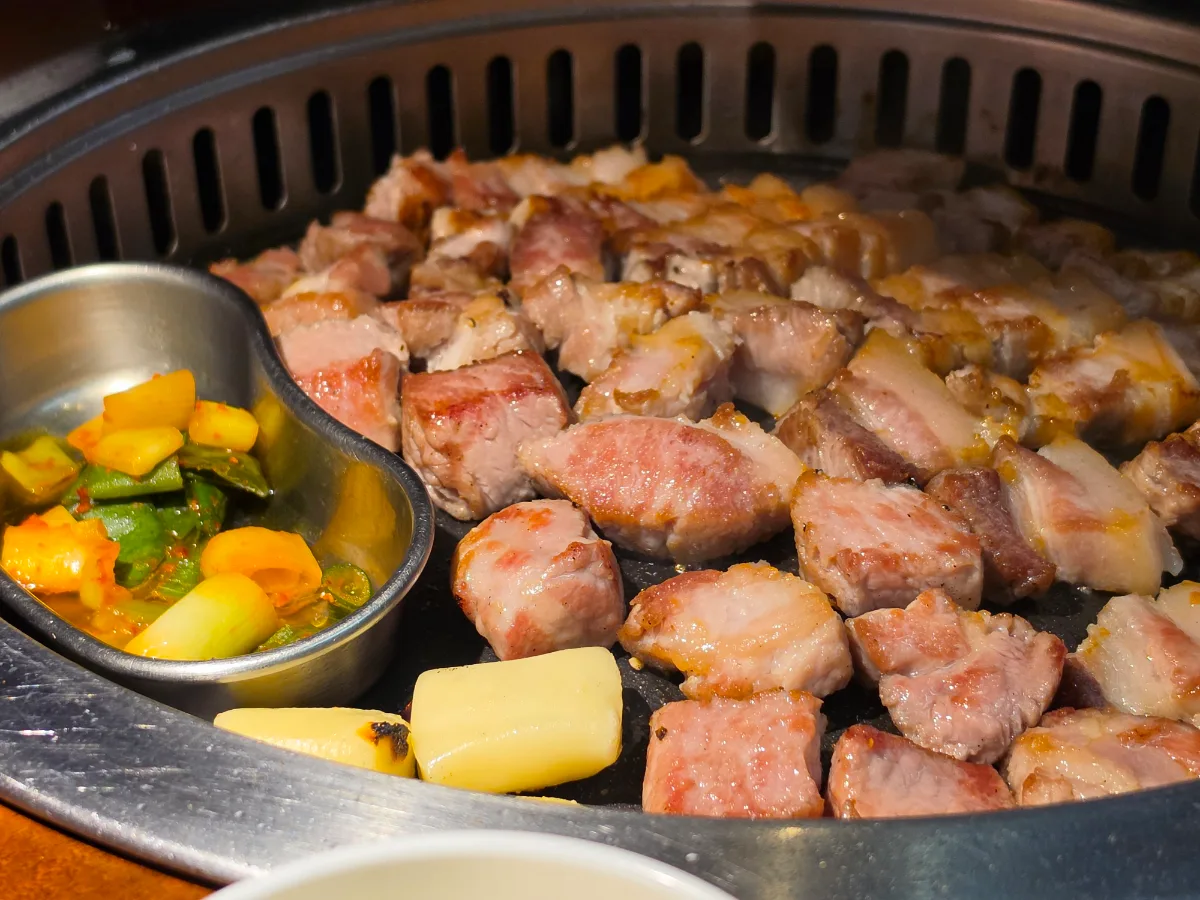 83ヘチ 西面店 — 鉄板で焼く厚切りの豚肉