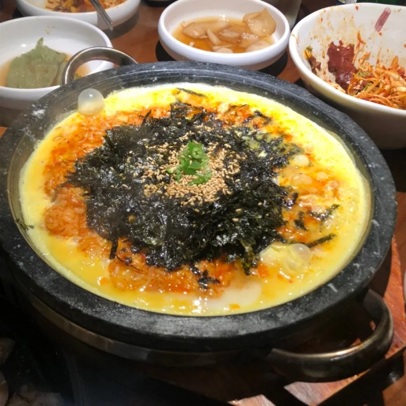 卵に囲まれた石板チャーハン