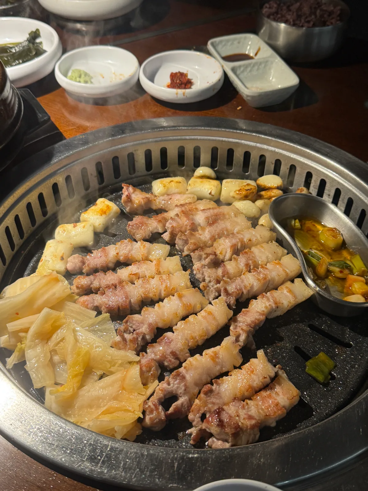 鉄板で焼く豚バラ肉とニンニク