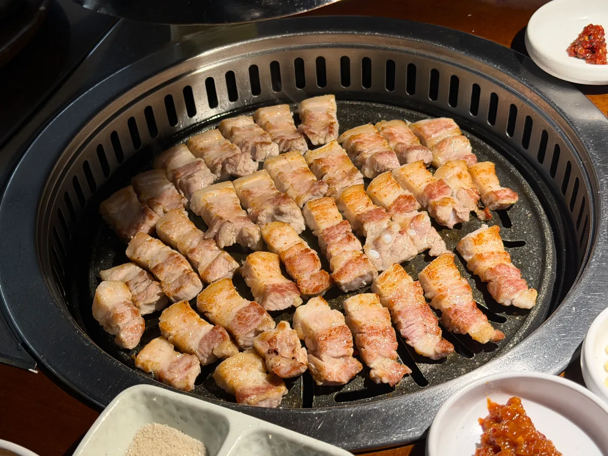 鉄板で焼く厚切りの豚バラ肉