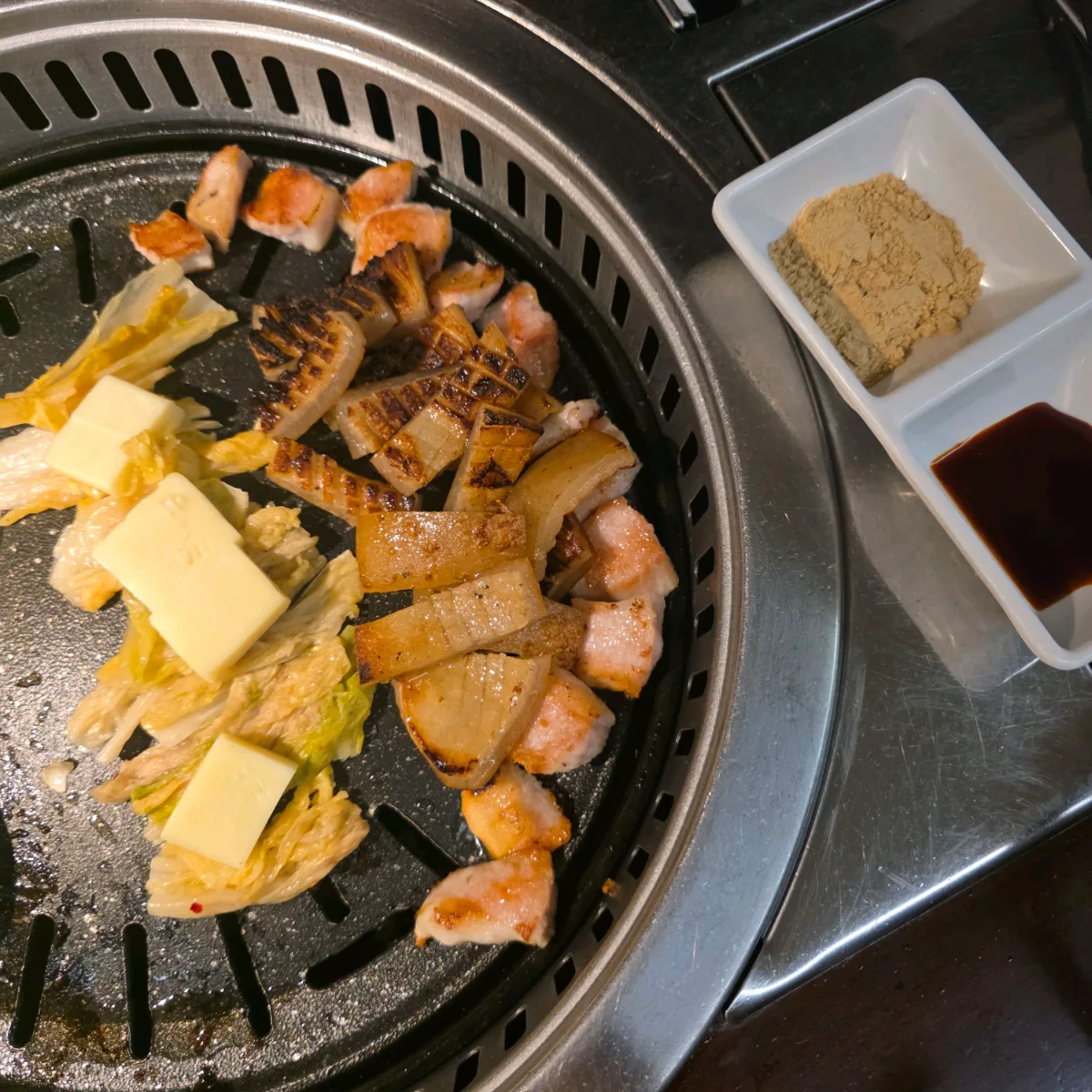 鉄板で焼く豚皮とチーズ、白菜キムチ