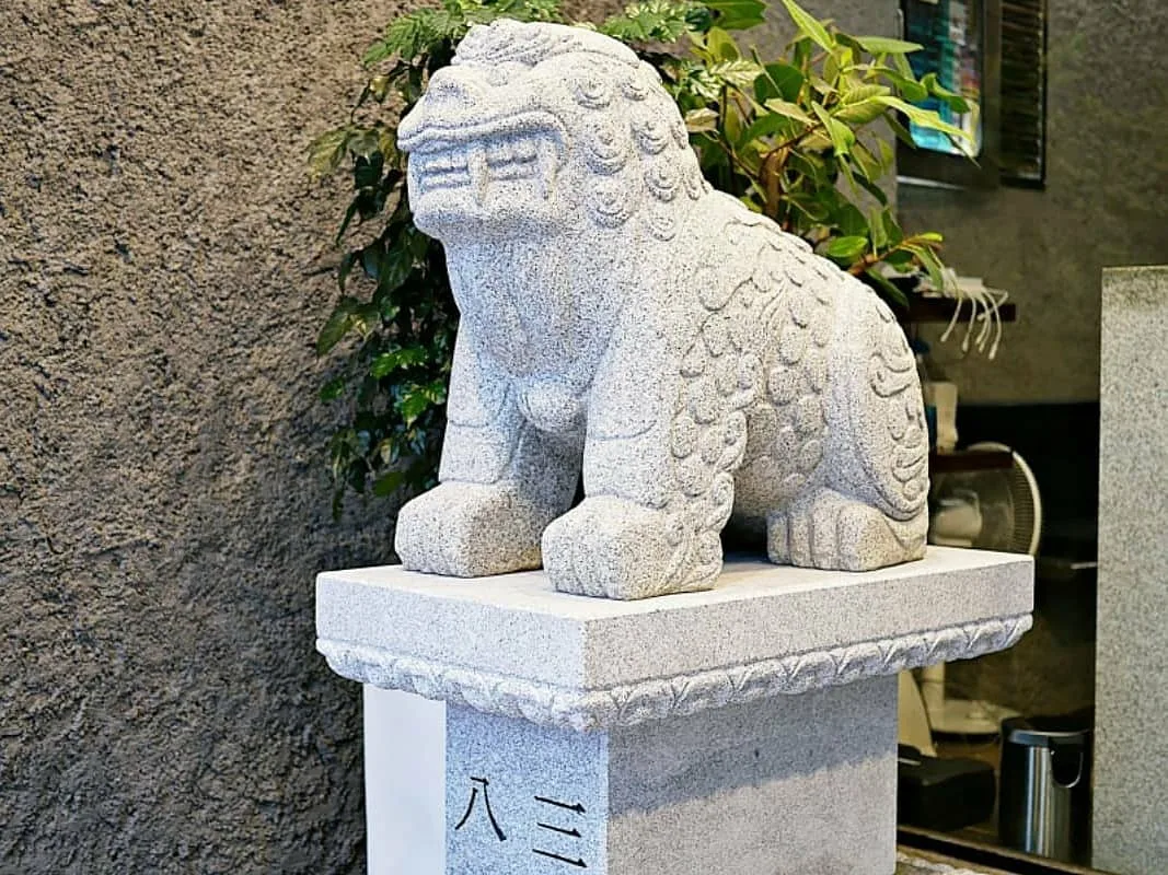 入口に置かれた石のヘチ像