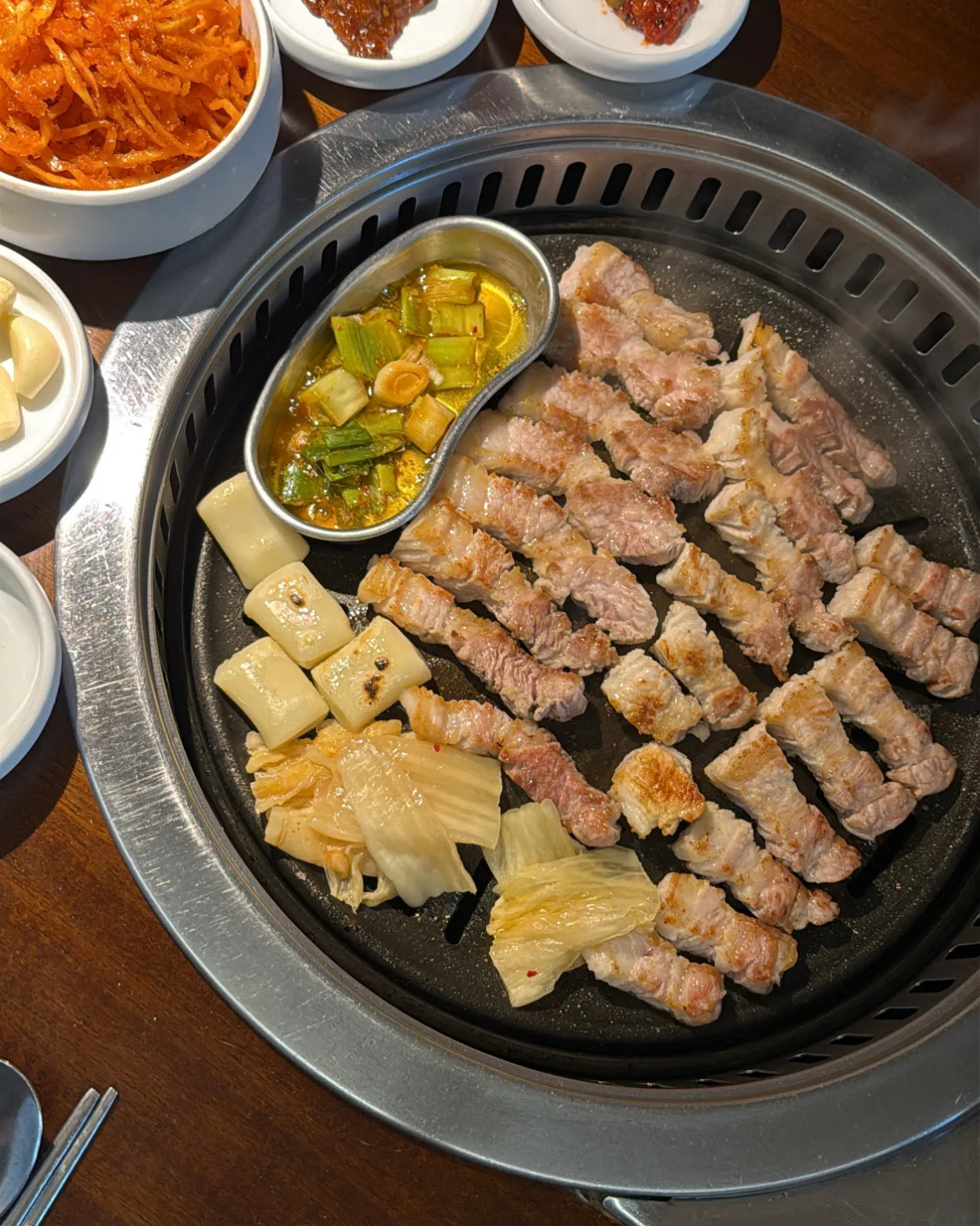 大根の付け合わせと、鉄板で焼く豚肉・ネギの油だれ
