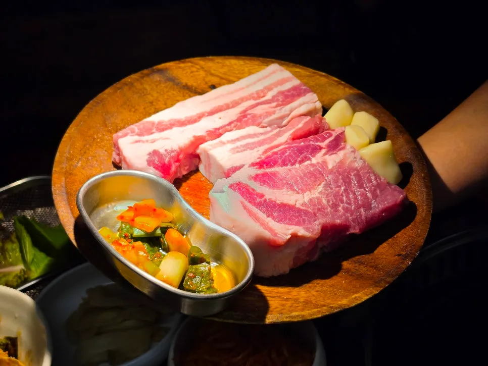 木の皿にのった厚切りの生サムギョプサル