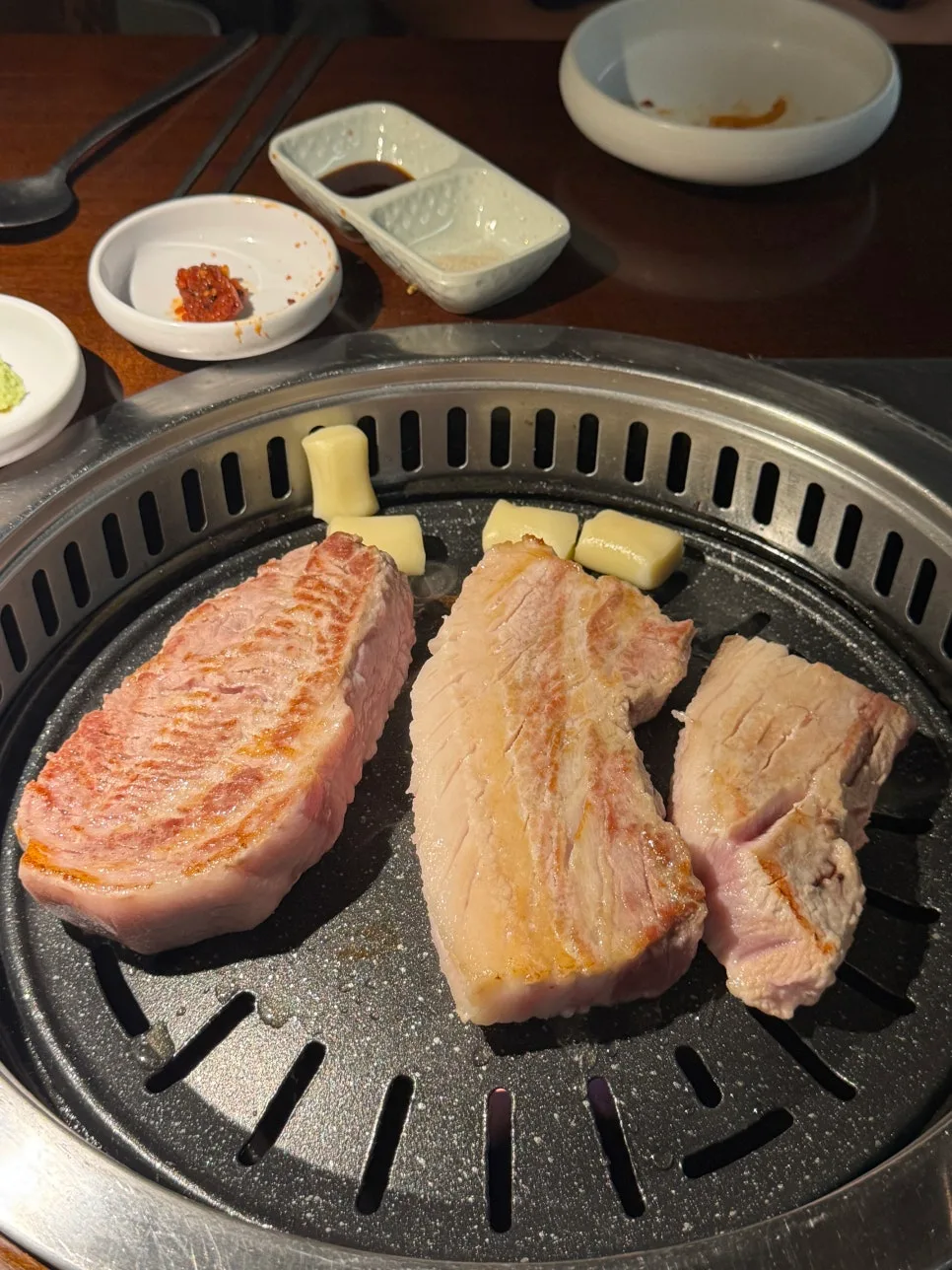 鉄板にのった厚切りの豚肉