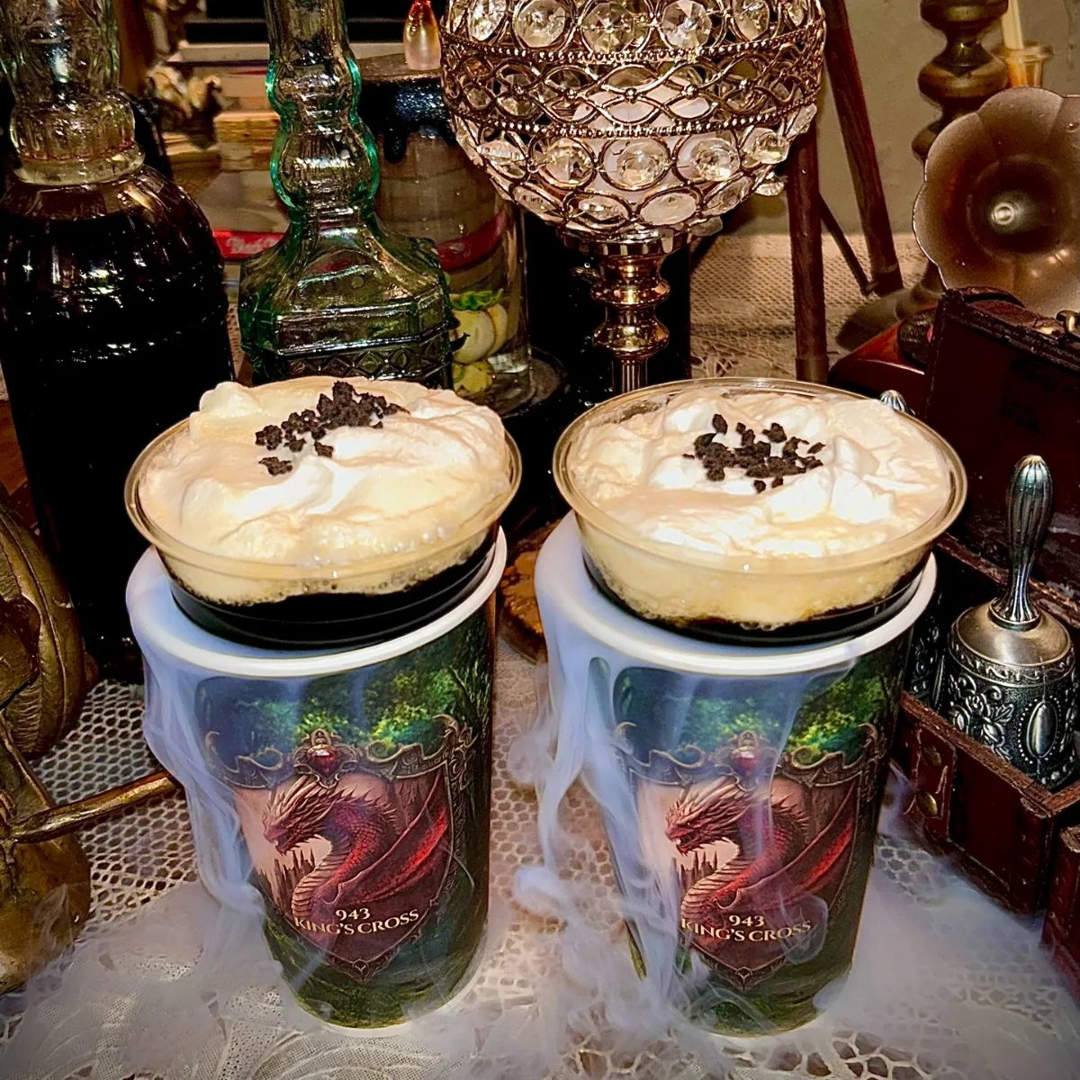 クリームをのせた2杯のバタービール