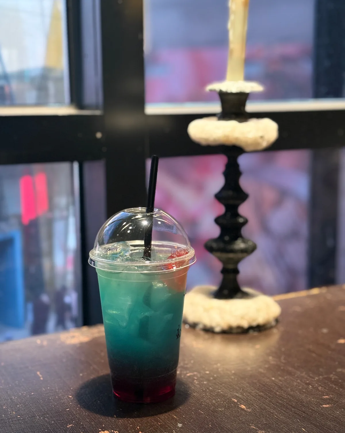 943 KING'S CROSS — 窓辺の青いドリンクと燭台
