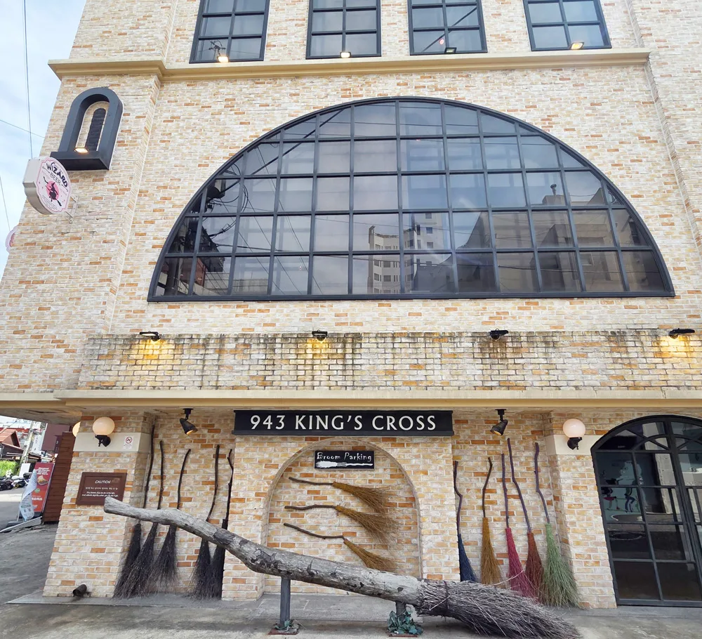943 KING'S CROSS — 大きな窓とほうきが並ぶ建物