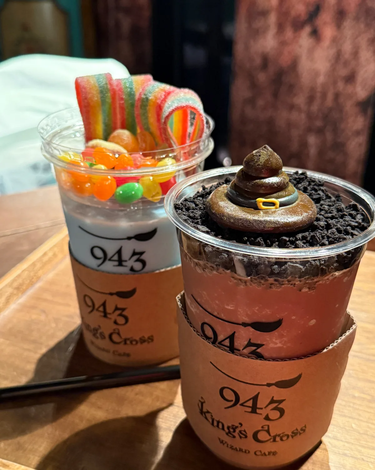 グミをのせたカラフルなスムージーとバタービール