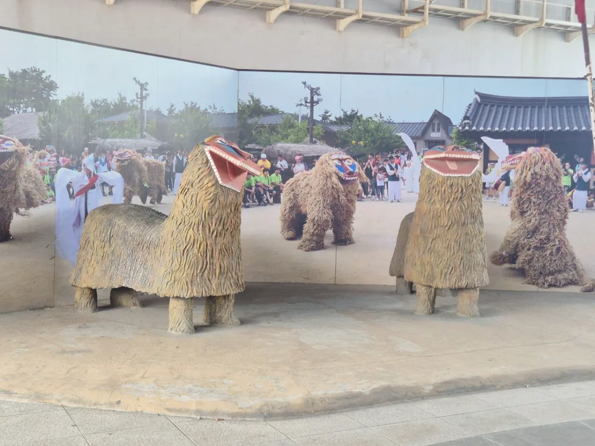 アバイ村 — 獅子舞模型と祭りの壁画
