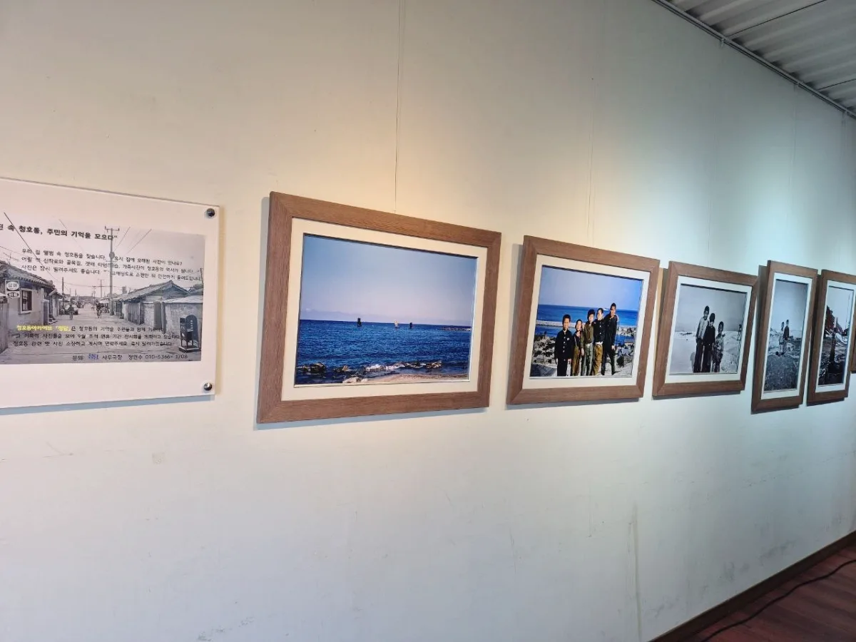 海辺の古写真が並ぶ展示壁