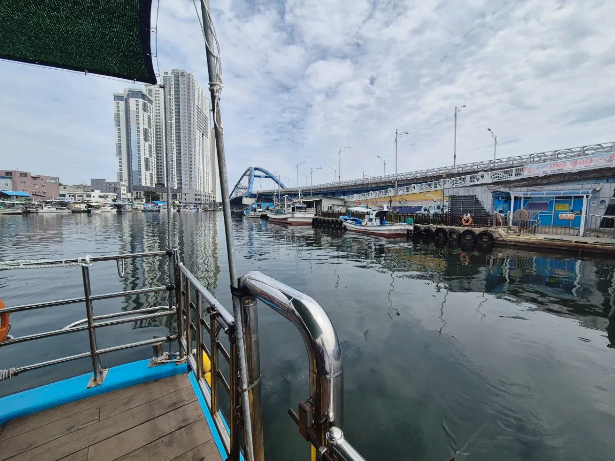 船上から望む水路と青い橋