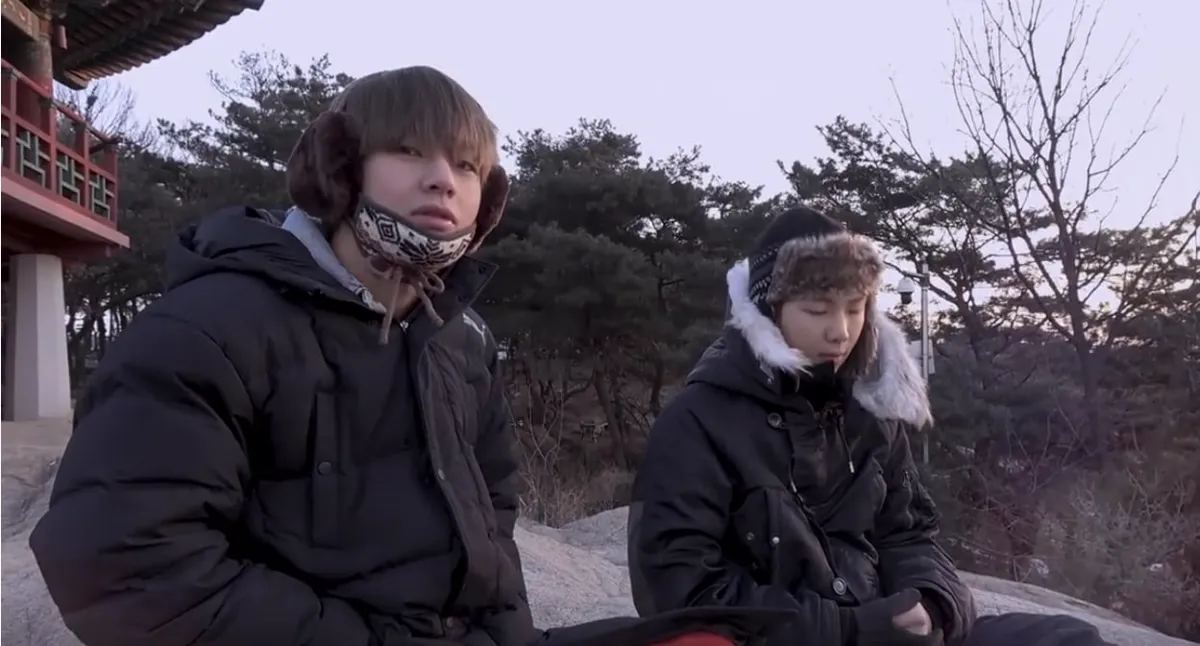 高句麗亭の横の岩に座るVとRM（『Run BTS!』第44回より）