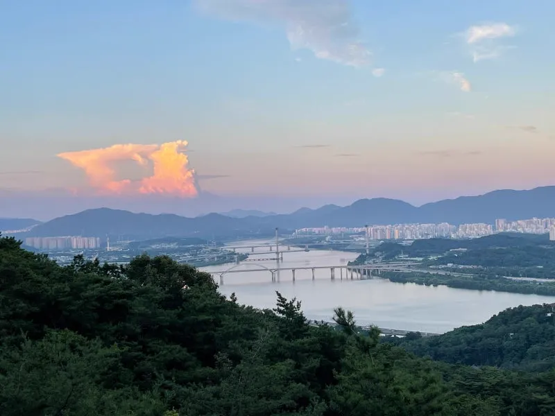 夕暮れの漢江に架かる橋と街並み